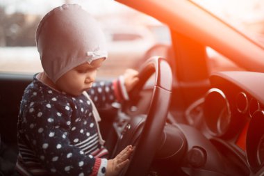 Bir Araba sürme modern bebek kız portresi.