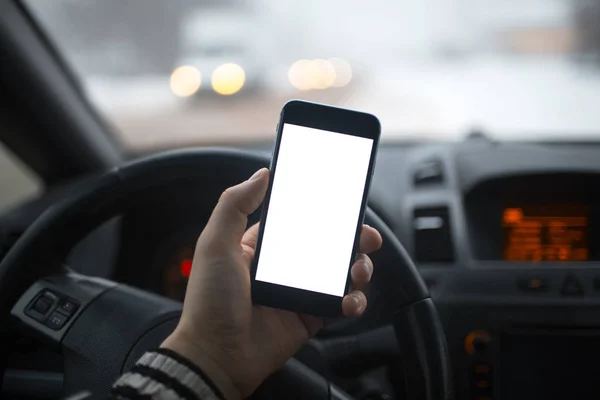 Yakın çekim, el smartphone mockup ile araba Pano arka plan üzerinde tutan adamın.