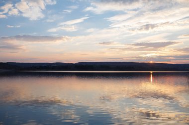 Göl üzerinde saf bahar günbatımı peyzaj.