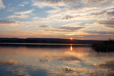 Göl üzerinde saf bahar günbatımı peyzaj.