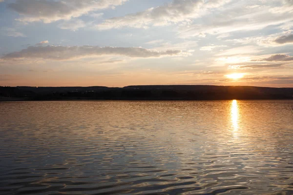 Paysage de pur coucher de soleil printanier sur le lac . — Photo