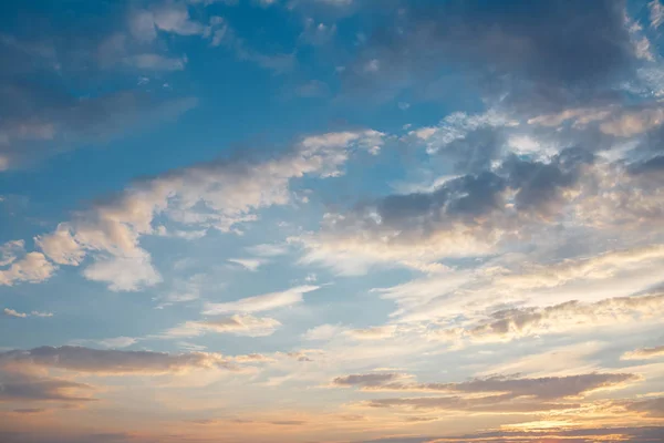 Cielo puro de la temporada de primavera al atardecer . — Foto de Stock