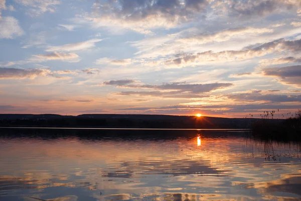 Paysage de beau coucher de soleil au printemps sur le lac . — Photo