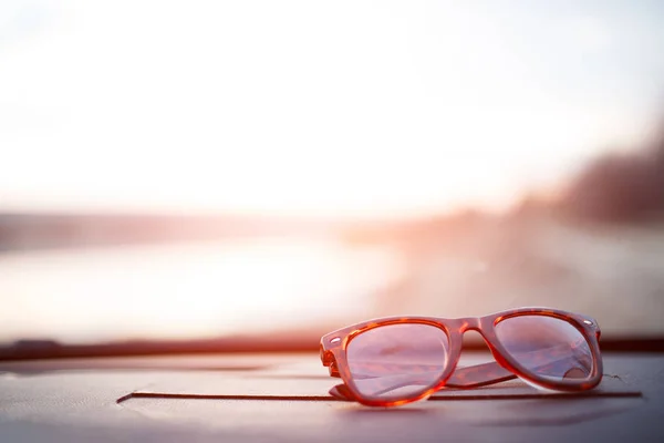 Крупним планом старовинні сонцезахисні окуляри на фоні сонця . — стокове фото