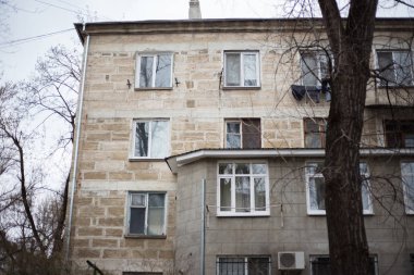 Klasik mimari, eski Sovyet binasının cephesi.