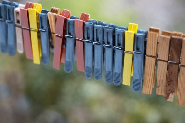 Renkli clothespins açık, üzerinde halat üzerinde bulanıklık arka plan.