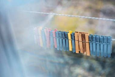 Renkli clothespins açık, üzerinde halat üzerinde bulanıklık arka plan.