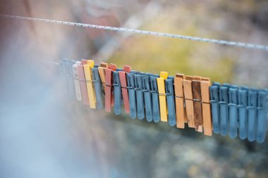 Renkli clothespins açık, üzerinde halat üzerinde bulanıklık arka plan.