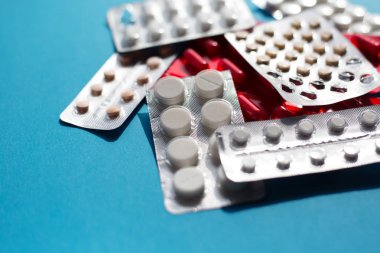 Mavi arka plan üzerinde farklı ilaç tabletler Pills.