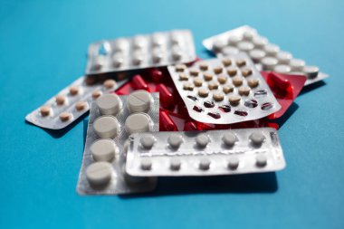 Mavi arka plan üzerinde farklı ilaç tabletler Pills.
