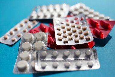 Mavi arka plan üzerinde farklı ilaç tabletler Pills.