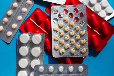 Mavi arka plan üzerinde farklı ilaç tabletler Pills.