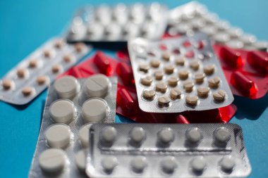 Mavi arka plan üzerinde farklı ilaç tabletler Pills.