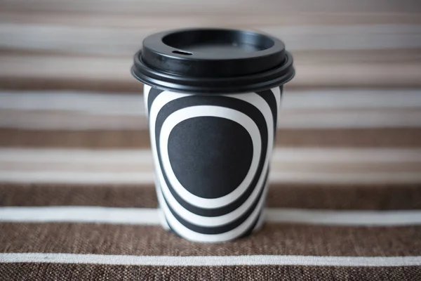Czarno-białe pasy na filiżance kawy. — Zdjęcie stockowe