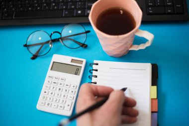Diğer malzemeleri ve Not defteri 'nde erkek el yazma ile ofis masası.
