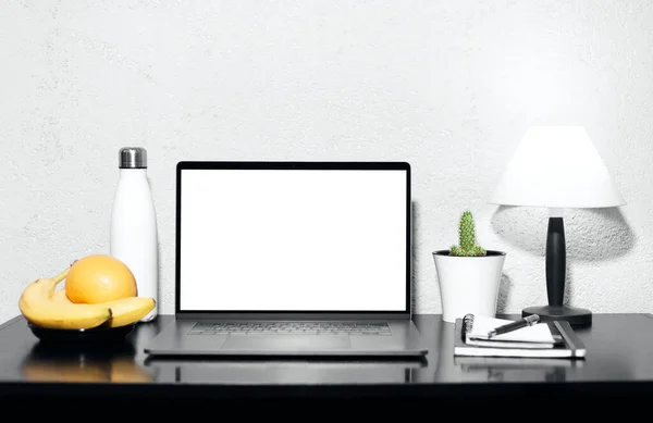 Szabadúszó Munkahely Laptop Mockup Fekete Asztal Mellett Lámpa Acél Termo — Stock Fotó