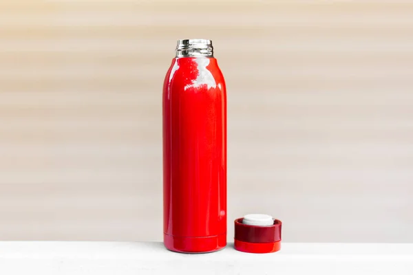 Primo Piano Rosso Riutilizzabile Bottiglia Acqua Termo Acciaio Sfondo Esterno — Foto Stock