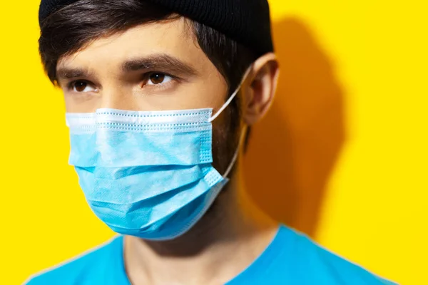 Studio Närbild Porträtt Ung Kille Bär Medicinsk Ansiktsmask Mot Coronavirus — Stockfoto