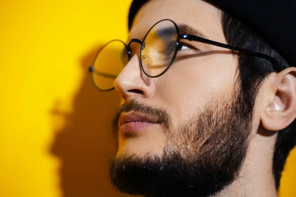 Retrato Cerca Joven Hipster Con Gafas Redondas Sobre Fondo Amarillo — Foto de Stock