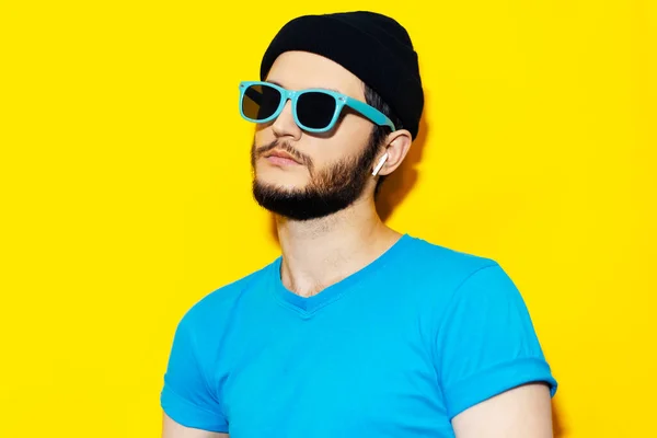 Retrato Estudio Joven Hipster Usando Auriculares Inalámbricos Vestido Con Camisa — Foto de Stock