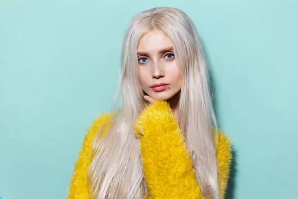 Estudio Retrato Hermosa Joven Rubia Con Ojos Azules Usando Suéter — Foto de Stock