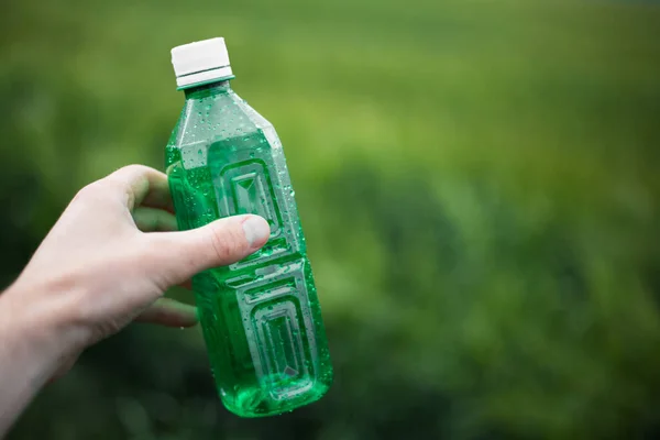 Primer Plano Mano Masculina Sosteniendo Botella Plástico Desechable Color Verde — Foto de Stock