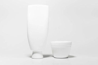 Yakın plan, kozmetik kavanoz ve tüp beyaz stüdyo arka planında izole edilmiş..