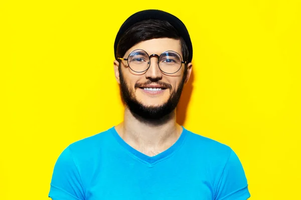 Studio Portrét Mladého Usmívajícího Hipster Chlap Nosí Čepici Kulaté Brýle — Stock fotografie