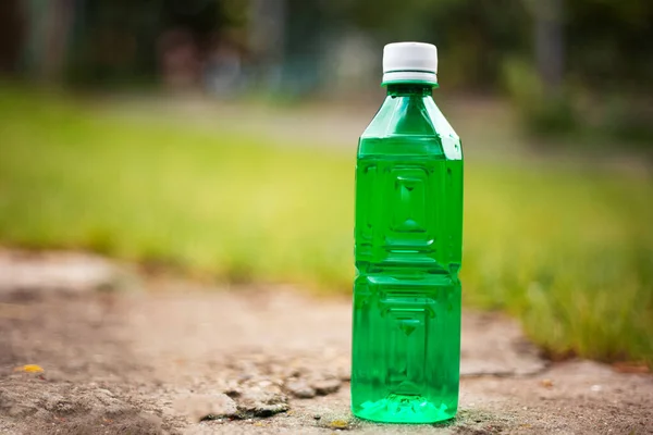 Primer Plano Botella Plástico Verde Sobre Fondo Borroso Aire Libre — Foto de Stock
