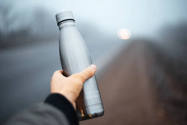 Primer Plano Mano Masculina Sosteniendo Botella Agua Termo Acero Reutilizable — Foto de Stock