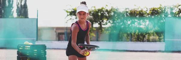 Портрет Спортивної Дівчини Підлітка Яка Грає Теніс Відкритому Повітрі Тримаючи — стокове фото