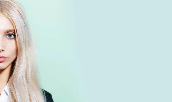 Halbgesicht Porträt Von Jungen Blonden Mädchen Mit Blauen Augen Auf — Stockfoto