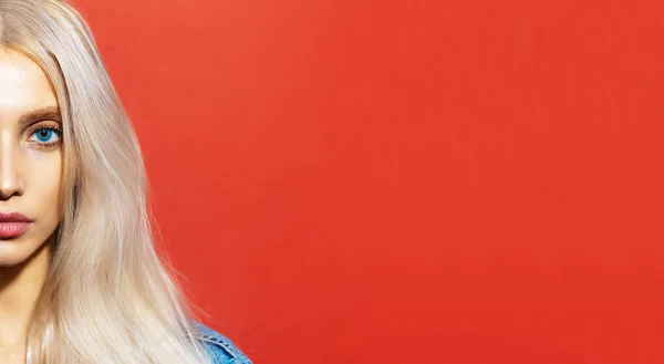 Halbgesicht Porträt Eines Jungen Schönen Blonden Mädchens Mit Blauen Augen — Stockfoto
