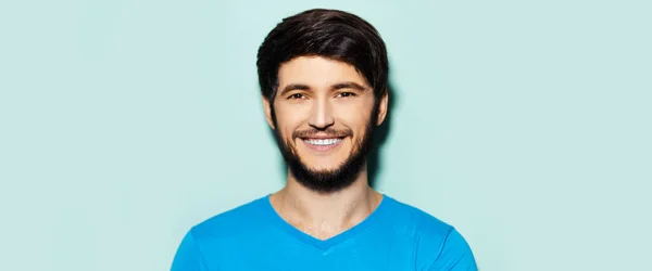 Retrato Estúdio Cara Sorridente Jovem Camisa Ciana Fundo Aqua Menthe — Fotografia de Stock