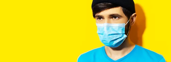 Retrato Estúdio Jovem Hipster Usar Máscara Gripe Médica Protecção Contra — Fotografia de Stock