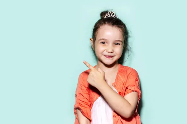 Studio Portret Van Een Lachend Klein Meisje Wijzend Met Vinger — Stockfoto