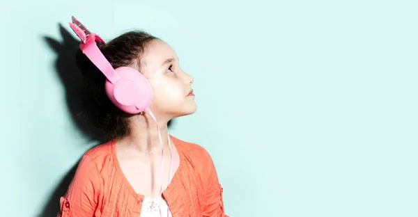 Retrato Perfil Niña Mirando Hacia Arriba Usando Auriculares Usando Camisa — Foto de Stock