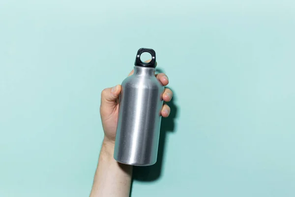 Primer Plano Mano Masculina Sosteniendo Botella Agua Termo Aluminio Reutilizable — Foto de Stock