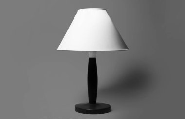 Gri arkaplanda siyah beyaz oda lambasının minimal yakın plan portresi.