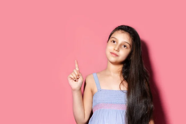Studio Portret Troskliwej Nastolatki Patrząc Pokazując Się Palcem Mając Nowy — Zdjęcie stockowe