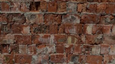 Boş alanı olan eski kırmızı tuğla duvarın dokulu arkaplanının yakın çekim deseni.