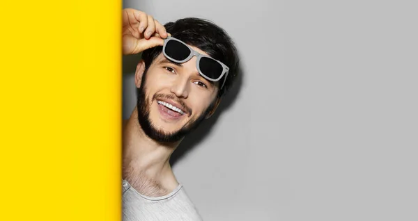 Retrato Estúdio Jovem Homem Feliz Entre Dois Fundos Cores Cinza — Fotografia de Stock