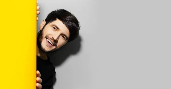 Retrato Estudio Joven Feliz Entre Dos Fondos Colores Gris Amarillo — Foto de Stock