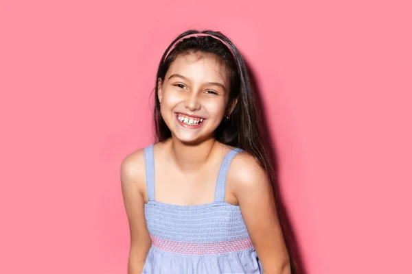 Studio Portret Szczęśliwej Dziewczynki Brunetki Tle Pastelowego Różowego Koloru Niebieskiej — Zdjęcie stockowe