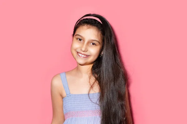Studioporträt Des Glücklichen Kleinen Brünetten Kindes Mädchen Auf Dem Hintergrund — Stockfoto