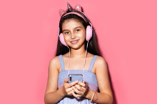 Retrato Estúdio Menina Criança Feliz Segurando Smartphone Nas Mãos Usando — Fotografia de Stock