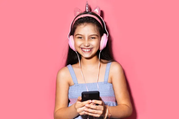 Retrato Estúdio Menina Criança Feliz Segurando Smartphone Nas Mãos Usando — Fotografia de Stock