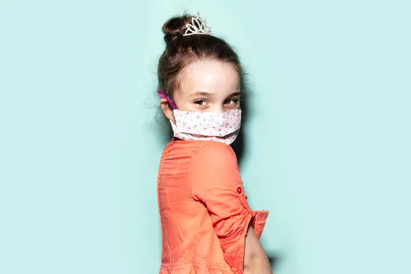 Студийный Портрет Девочки Медицинской Защитной Маске Лице Коронавируса Цвет Аква — стоковое фото