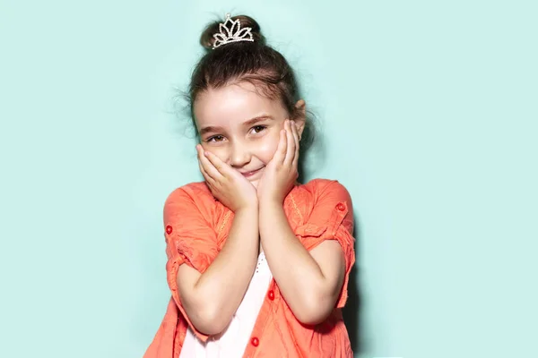 Studio Πορτρέτο Του Ντροπαλό Κοριτσάκι Κρατώντας Παλάμες Στα Μάγουλα Υπόβαθρο — Φωτογραφία Αρχείου