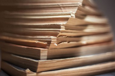 Ahşap masadaki kitap yığınını kapat..